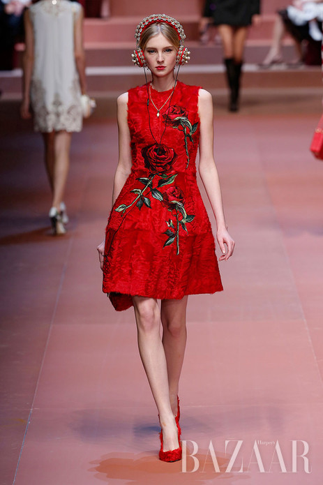 Dolce & Gabbana 2015ﶬŮװϵǶĸ׵ĸ̣DolceģBianca BaltiŻڶСϳ꣡T̨ܹ11λĸ״ǵĺӡȤǣϵеӡʹԭDomenicoֶӺֶŮֻͼȥĺƯȹϵͿѻ뾭ĺɫкƤ˫ſ۰ȹװ裩Լ׺õ廨ֱȹ裩ȣЩƷҵԲδ١õϵؼԪأΪĸ׽ʱյΪStefanoʱĸõļɫɢõζ
