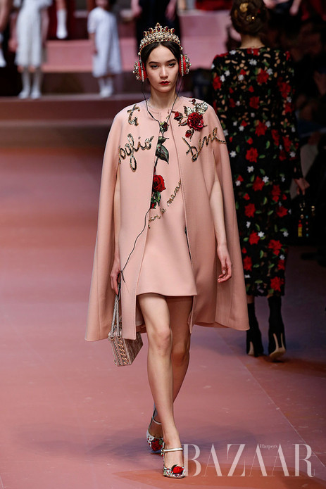 Dolce & Gabbana 2015ﶬŮװϵǶĸ׵ĸ̣DolceģBianca BaltiŻڶСϳ꣡T̨ܹ11λĸ״ǵĺӡȤǣϵеӡʹԭDomenicoֶӺֶŮֻͼȥĺƯȹϵͿѻ뾭ĺɫкƤ˫ſ۰ȹװ裩Լ׺õ廨ֱȹ裩ȣЩƷҵԲδ١õϵؼԪأΪĸ׽ʱյΪStefanoʱĸõļɫɢõζ