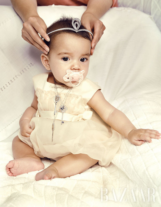 时尚芭莎史上最年轻的模特诞生了！仅6个月大的混血baby戴上百万级珠宝，担纲大片模特，传神演绎奢华版“妈妈去哪儿”。