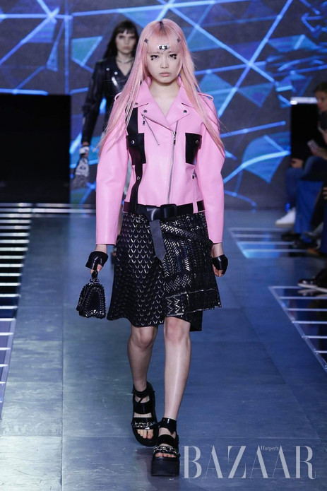 当地时间10月7日，Louis Vuitton于巴黎时装周发布2016春夏系列。