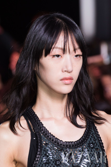 Louis Vuitton 2016春夏发布会的妆容塑造出富有力量感的女性形象，模特的眼妆突出了睫毛的活跃感，打破了常规的视觉效果。