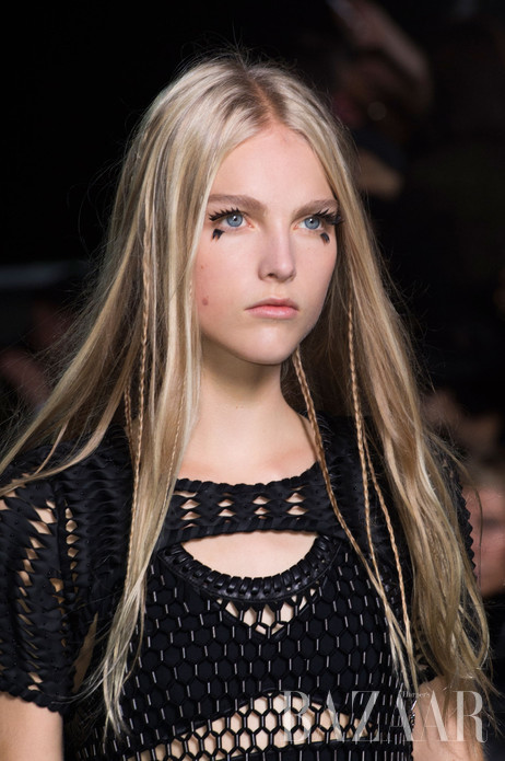 Louis Vuitton 2016春夏发布会的妆容塑造出富有力量感的女性形象，模特的眼妆突出了睫毛的活跃感，打破了常规的视觉效果。