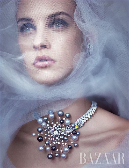 当璀璨的宝石在优雅的面纱中华丽绽放，那流光钻影便从朦胧的薄纱中丝丝溢出，将娇美面庞映衬得如同大银幕中的女主角一样充满神秘感，演绎一场动人的美丽故事。