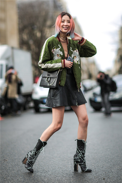 随着巴黎时装周接近尾声，场外的潮人自然是不会放过每一个被镜头捕捉的机会，对于穿搭他们绝不怠慢，而芭姐看到最多的棒球外套在街头已成为时尚Icon的标志！