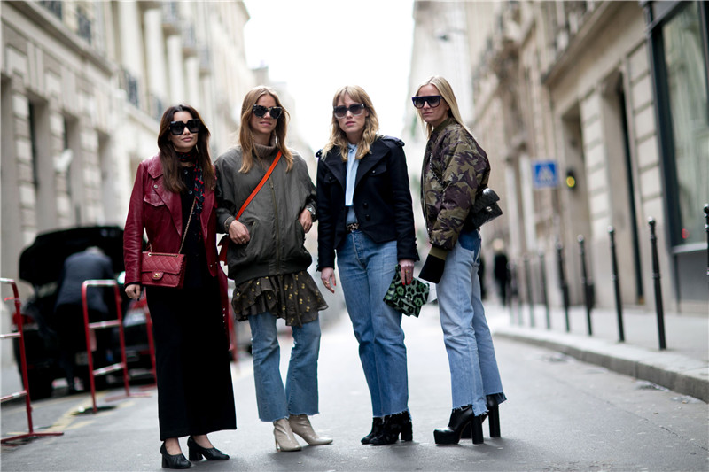 今天是巴黎时装周的第三天，芭姐仔细发现巴黎时装周的潮人们大都偏爱简约舒适的风格，而牛仔裤成为出镜及高的单品，赶快来跟着芭姐看看他们是如何搭配去时装周抢镜的！