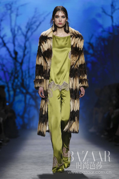 Alberta Ferretti 本季的刺绣与透视，完美诠释了轻盈绸缎与透视蕾丝的巧妙融合，夹克混合了男装外套和翻领披肩的设计，为本系列增添了一丝混搭，毫无违和感。