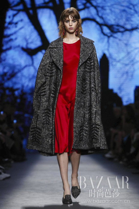 Alberta Ferretti 本季的刺绣与透视，完美诠释了轻盈绸缎与透视蕾丝的巧妙融合，夹克混合了男装外套和翻领披肩的设计，为本系列增添了一丝混搭，毫无违和感。