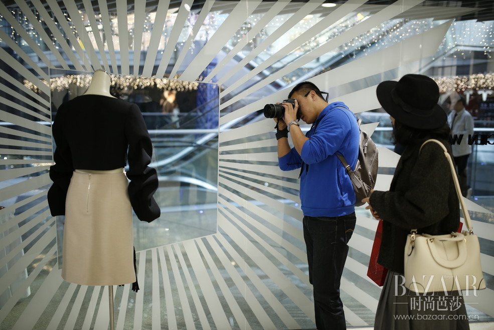2016年10月10日，LUCIEN WANG首家直营店于北京侨福芳草地揭幕开业。这里汇集“时尚、艺术、创意、前卫、环保“的品牌DNA与LUCIEN WANG特立独行的受众气质和精益求精且富有创造力的品牌精神完美契合。店铺坐落于芳草地一层，店内整体风格以灰白为主色调，加以银色镜面不锈钢金属光感交错，极强的现代感与简洁线条的几何元素呈现出品质与艺术的和谐统一。为庆祝LUCIEN WANG的首个里程碑时刻，设计师Lucien WANG 邀请众多时尚界贵宾及传媒人士参加此次开业揭幕活动。