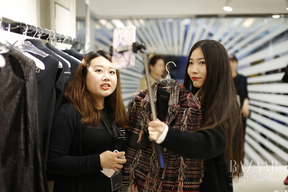 2016年10月10日，LUCIEN WANG首家直营店于北京侨福芳草地揭幕开业。这里汇集“时尚、艺术、创意、前卫、环保“的品牌DNA与LUCIEN WANG特立独行的受众气质和精益求精且富有创造力的品牌精神完美契合。店铺坐落于芳草地一层，店内整体风格以灰白为主色调，加以银色镜面不锈钢金属光感交错，极强的现代感与简洁线条的几何元素呈现出品质与艺术的和谐统一。为庆祝LUCIEN WANG的首个里程碑时刻，设计师Lucien WANG 邀请众多时尚界贵宾及传媒人士参加此次开业揭幕活动。