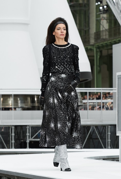 9月25日 演员欧阳娜娜 穿着CHANEL 2017秋冬高级成衣系列黑色羊毛针织衫（款式85）， 搭配BOY CHANEL手袋与CHANEL短靴， 出席Nylon尼龙创刊派对。 