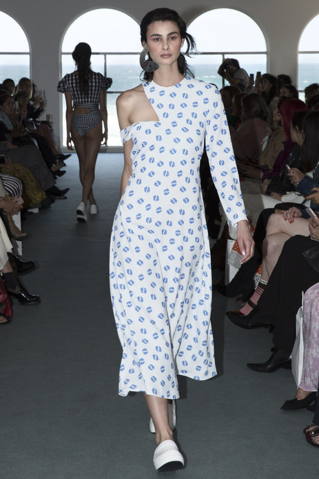 Karla Špetić在梅赛德斯-奔驰澳洲时装周展示了她的2019年早春系列，同时也庆祝品牌在澳洲时装的第十个周年。发布会选在悉尼Bondi海滩边的Blue Room，整个系列以海蓝色为主色调，混合着明亮的橙色和爽洁的白色，仿佛能嗅到清新的海风。由泡沫包装制成的概念性大衣和连衣裙十分醒目，这也是Špetić在这一季系列中，呼吁大家共同关注海洋环保话题的提示。